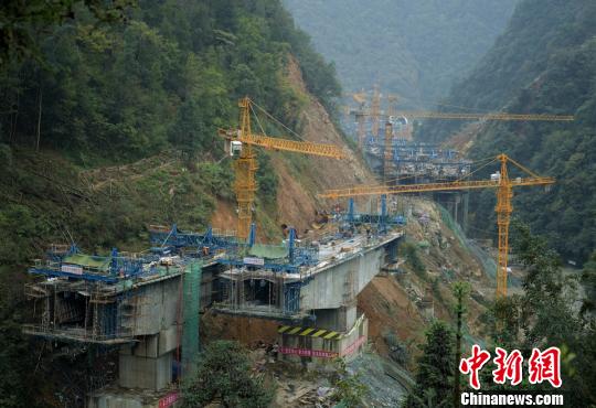 正在建設(shè)的長1173米的石橋河特大橋?！⒅铱　z