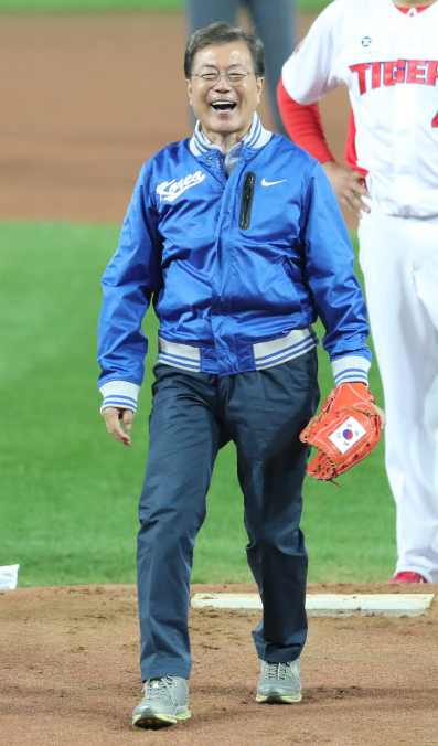 文在寅是韩国第五位给职棒开球的总统。