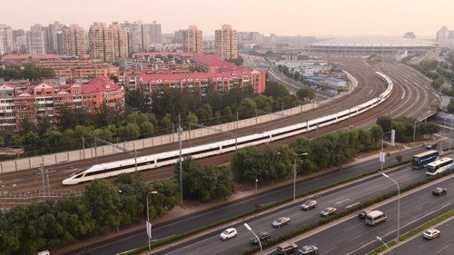 资料图片：9月21日，一列“复兴号”列车驶出北京南站。新华社记者 李贺 摄