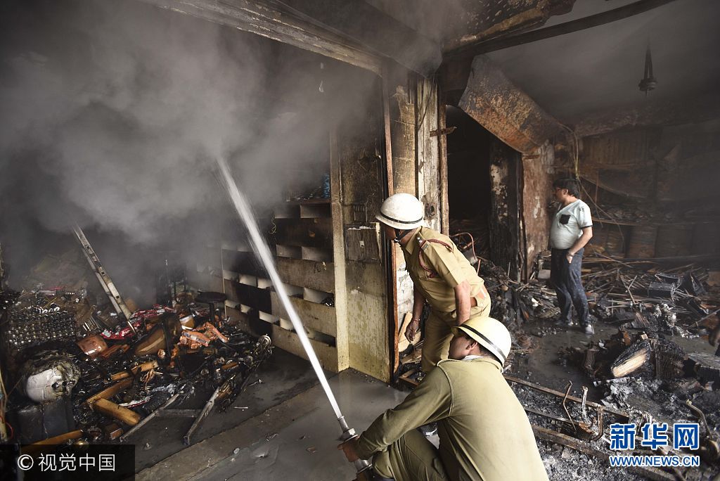 印度新德里一市场发生火灾 近50家商铺烧毁|印