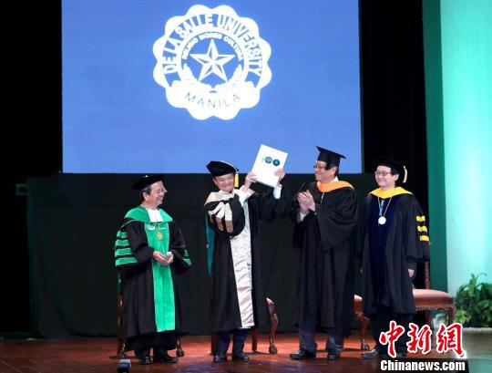 图为马云被授予首个科技创业（Technopreneurship）名誉博士学位