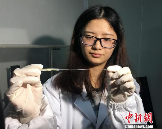 常宁在实验室向记者展示通过仪器“滴血验癌”全过程。　申冉　摄