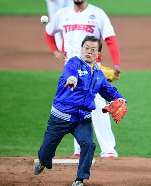 25日，文在寅为韩国职棒开球。