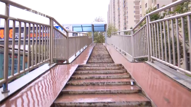 视频|暖心!好心学生雨夜默默为流浪汉点外卖 商