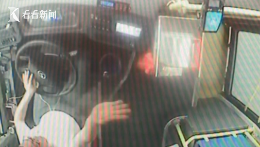 视频|暖心!公交车斑马线前礼让拄拐老人 老人行