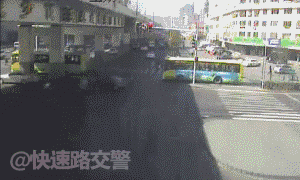 开车不礼让行人扣分罚款,那行人随意横穿马路闯红灯呢?