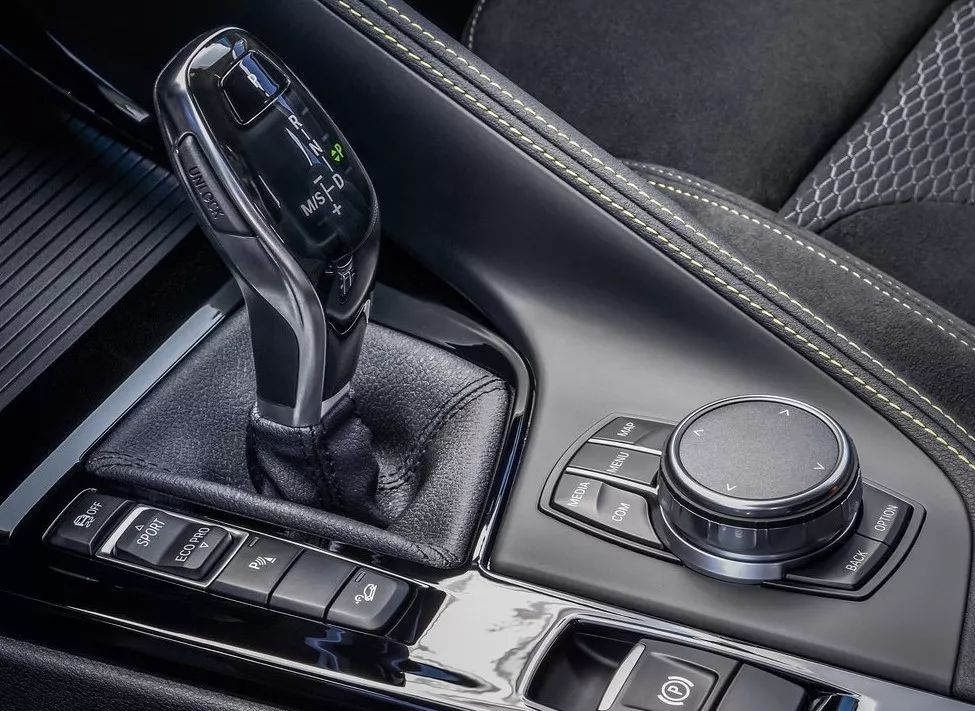 为了追赶麦当劳变身金拱门的潮流,宝马也造了一款金色SUV...