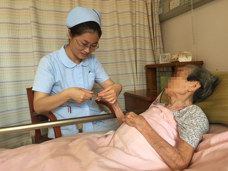 申城最美养老护理员②对待老人就像哄小孩,技