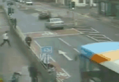 开车不礼让行人扣分罚款,那行人随意横穿马路闯红灯呢?