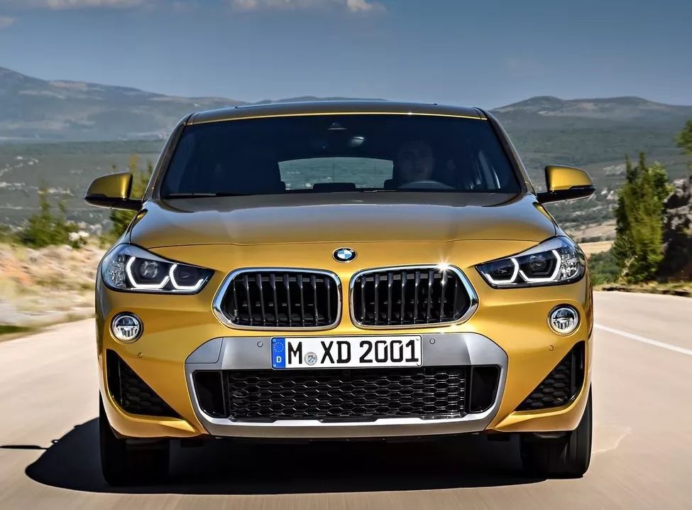 为了追赶麦当劳变身金拱门的潮流，宝马也造了一款金色SUV...