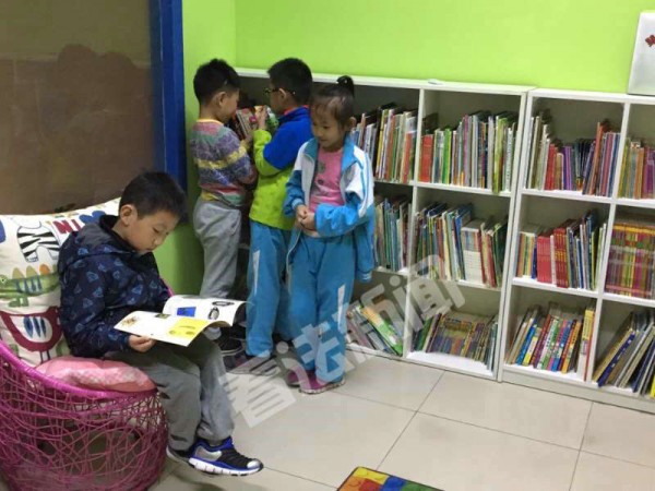 重庆姑娘北京开儿童公益图书馆 看到孩子们喜