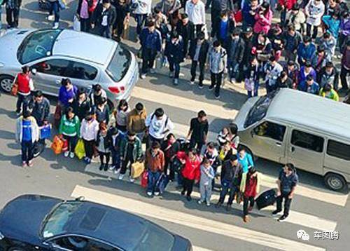 开车不礼让行人扣分罚款,那行人随意横穿马路