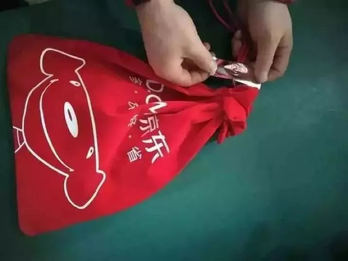 热点丨每年产生垃圾数百万吨?一种新的快递盒