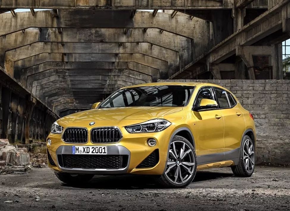 为了追赶麦当劳变身金拱门的潮流,宝马也造了一款金色SUV...