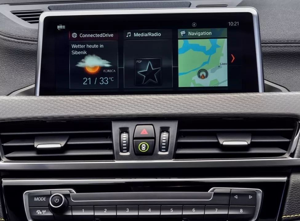 为了追赶麦当劳变身金拱门的潮流,宝马也造了一款金色SUV...