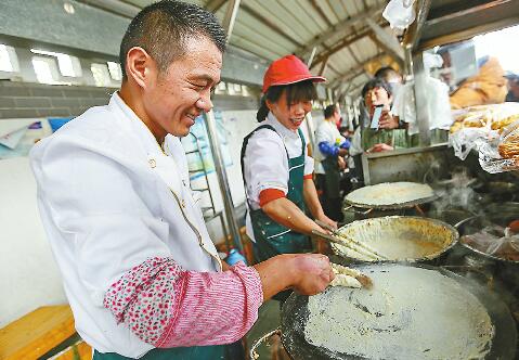 济南 月入10万 煎饼夫妻不易:每天站8小时累到
