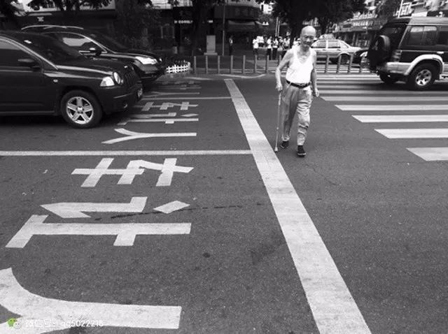 看到车让人,大众一脚刹车,后面两辆车没反应过