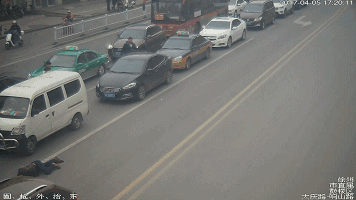 开车不礼让行人扣分罚款,那行人随意横穿马路闯红灯呢?