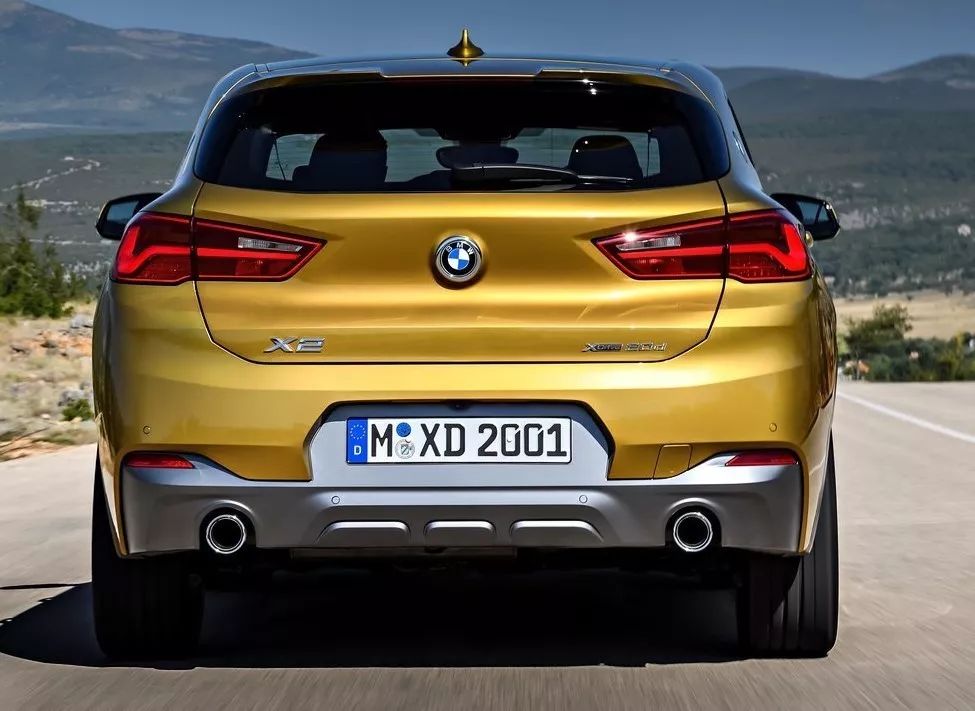 为了追赶麦当劳变身金拱门的潮流,宝马也造了一款金色SUV...