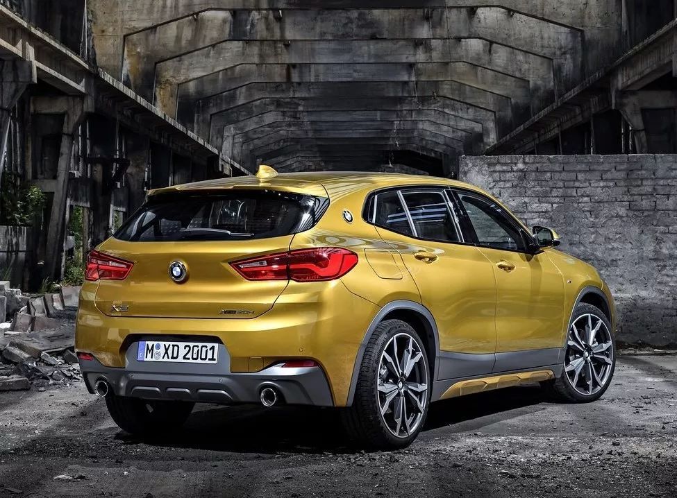 为了追赶麦当劳变身金拱门的潮流,宝马也造了一款金色SUV...