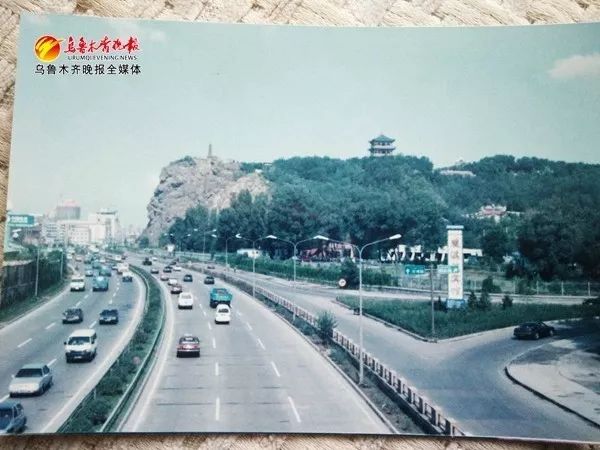 杨豪丁老人早年在西大桥拍摄红山公园景貌(记者翻拍旧照片)