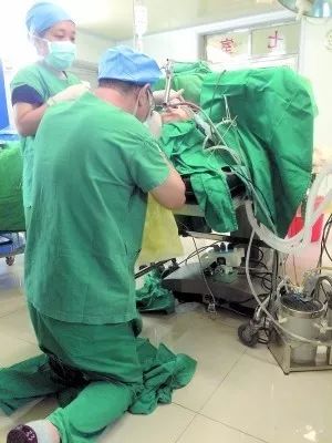 最美姿势!广东55岁医生跪地半个多小时为患者