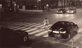 开车不礼让行人扣分罚款,那行人随意横穿马路闯红灯呢?