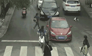 开车不礼让行人扣分罚款,那行人随意横穿马路闯红灯呢?