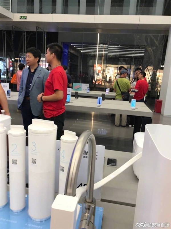 罕见!华为余承东现身深圳小米之家:网友脑洞大
