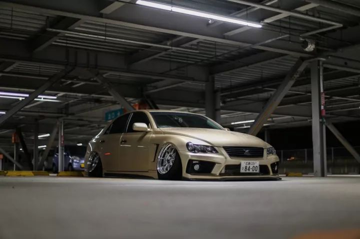 丰田“大后超“玩起了低趴，妹子都被你们开锐志的撩完啦！