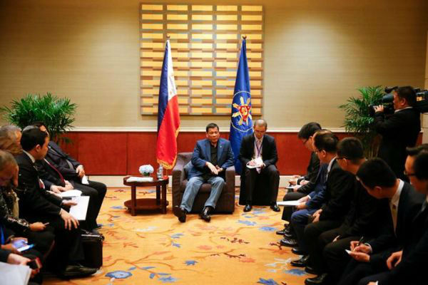 2016年10月21日，菲律宾总统杜特尔特在北京会见中国企业家，会见后，杜特尔特出席并见证中菲企业间签署相关合作协议。