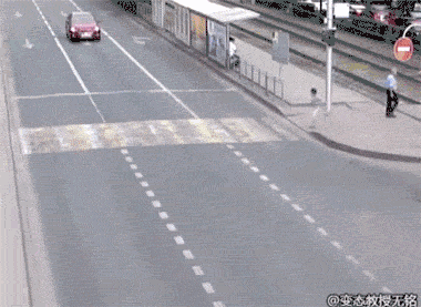 开车不礼让行人扣分罚款,那行人随意横穿马路闯红灯呢?