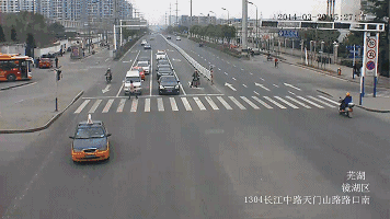 开车不礼让行人扣分罚款,那行人随意横穿马路闯红灯呢?