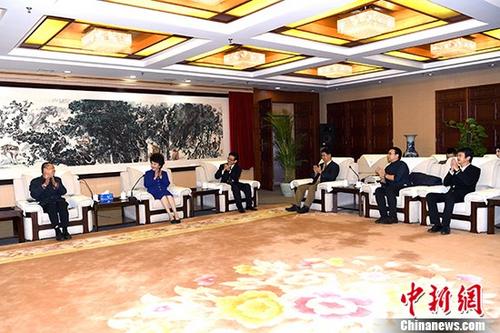 10月26日,国务院侨务办公室主任裘援平在北京与参与十九大采访报道的海外华文媒体代表座谈。 <a target=
