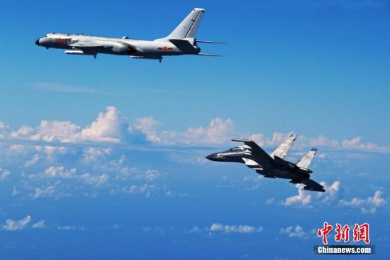 9月25日,中国空军多型战机飞越宫古海峡检验远海实战能力。图为轰-6k、苏-30战机参加训练。<a target=\'_blank\' href=\'http://www.chinanews.com/\'>中新社</a>发 邵晶 摄