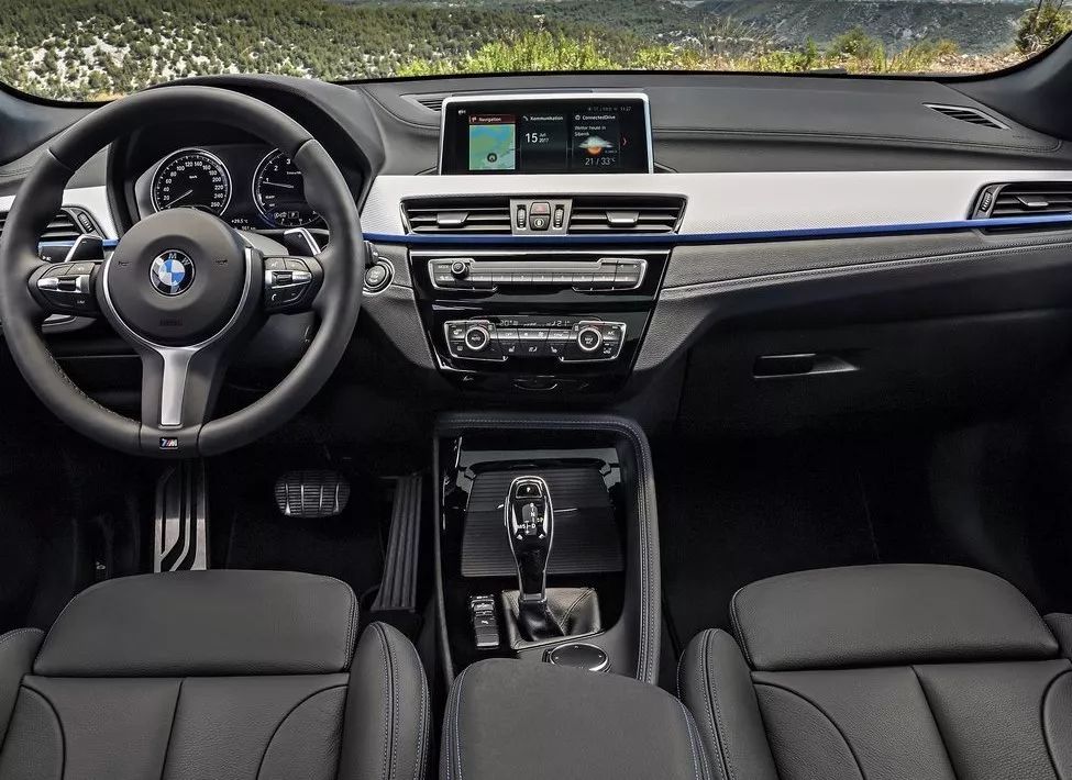 为了追赶麦当劳变身金拱门的潮流,宝马也造了一款金色SUV...