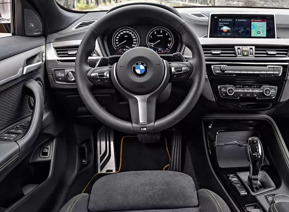 为了追赶麦当劳变身金拱门的潮流,宝马也造了一款金色SUV...