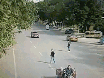 开车不礼让行人扣分罚款,那行人随意横穿马路闯红灯呢?