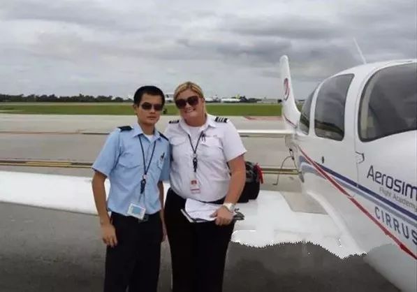 这小哥了不得!本科双学位,毕业后送快递,现在华