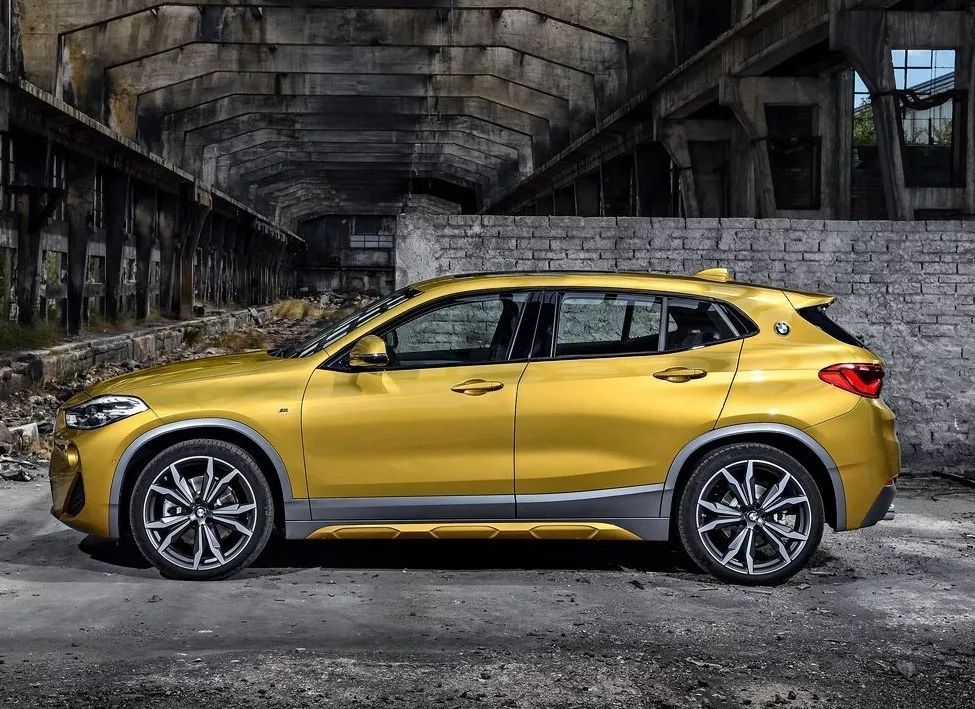为了追赶麦当劳变身金拱门的潮流,宝马也造了一款金色SUV...