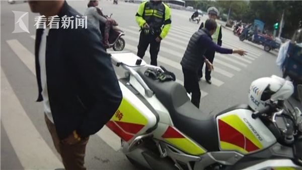 奇葩男子！被查无车牌上路 反怼警察“我怀疑你是假警察”