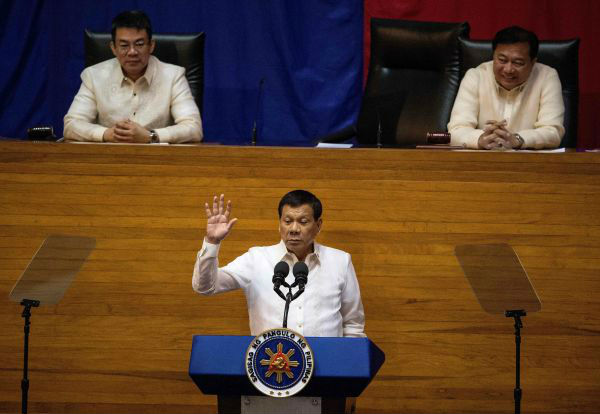 7月24日，在菲律宾大马尼拉地区奎松市，菲律宾总统杜特尔特在国会发表年度国情咨文。（新华社）