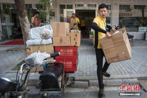 2016年7月，南京一名快递员在高温天气送货。中新社记者 泱波 摄