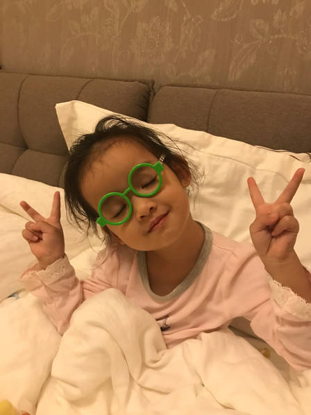 聂远晒3岁女儿照片 小姑娘双眼皮大眼睛超可爱