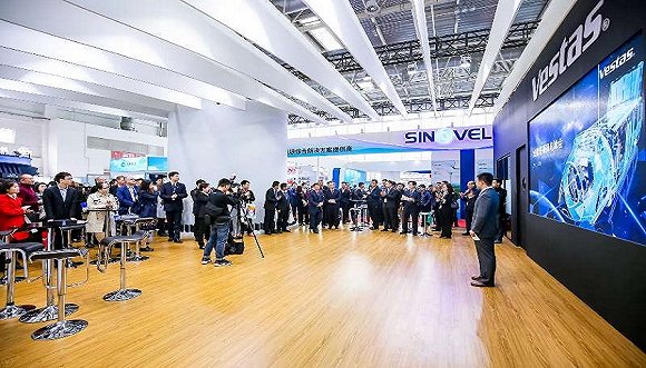 维斯塔斯推出为中国市场设计的新机型V120 2.0/2.2MW。维斯塔斯在此次展会上是推广力度最大的外资风机制造商。摄影：张楠