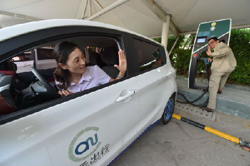 9月27日，在福建省南安市一处国家电网电动汽车充电站，市民在体验一辆刚刚充满电的共享电动汽车。新华社