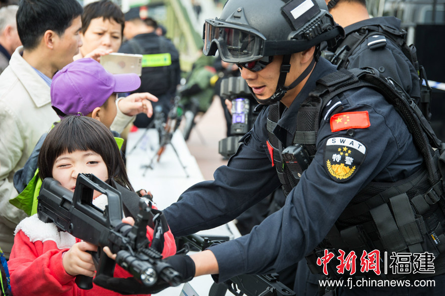 高清:福州110宣传日各式警用装备吸睛