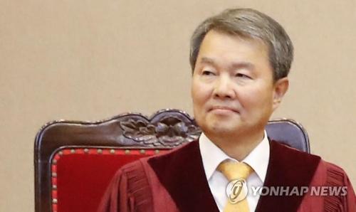 图为李镇盛10月26日审理违宪法律审判案件和宪法诉讼审判案件。 （韩联社）