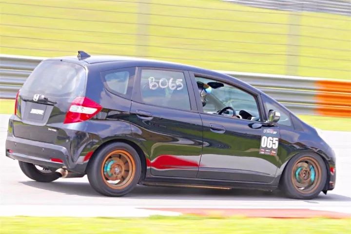 改了碳纤维+骚绿配色还不够?这辆GK5换轮毂就跟换鞋一样!