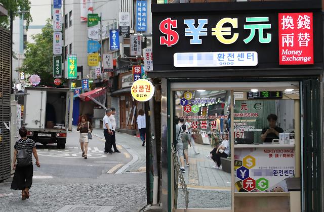  韩国购物街明洞人烟稀少